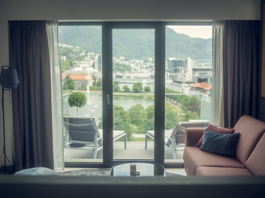 Copyright: : Francisco Munoz_Hotel Norge by Scandic Utsikt_fra_sofa_Dolk_suite_Copyright_Francisco_Mun.jpg